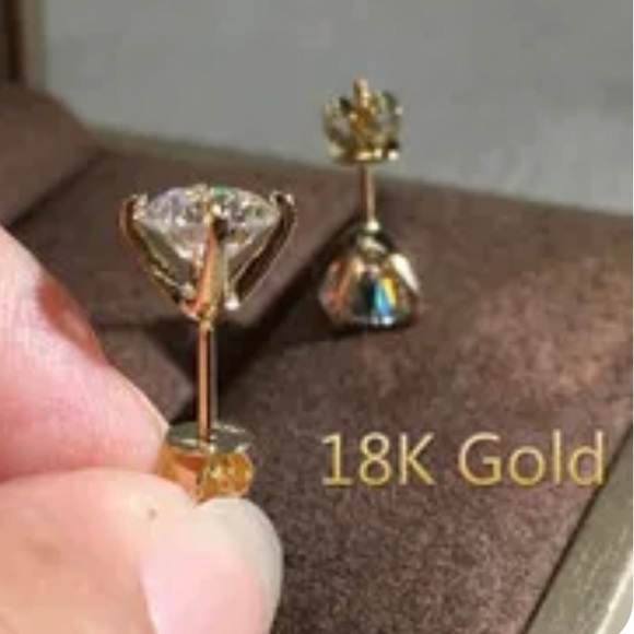 Breathtaking 6mm/8mm White Sapphire Diamond 18k Gold Round cut Earrings.NWOT - Picture 2 of 2